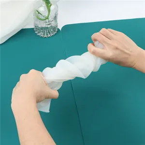 Inquadratura ravvicinata che mostra la grande flessibilità dello stampo in silicone