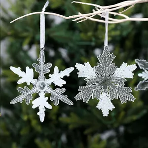 Zwei weiße Acryl-Schneeflocken-Anhänger für festliche Weihnachtsbaum-Dekorationen
