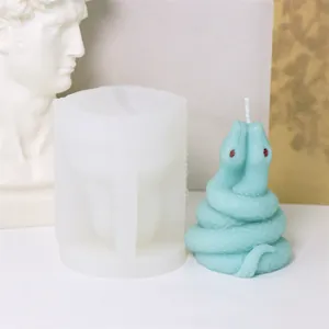 Vista dettagliata di uno stampo in silicone per serpenti 3D e candela blu finita