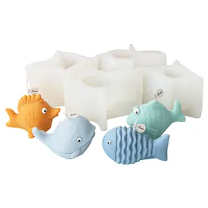 Vista dettagliata di stampi in silicone 3D per animali marini con candele a pesci