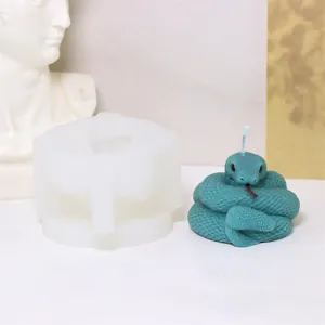 Dettaglio di uno stampo in silicone a forma di serpente 3D con candela testurizzata