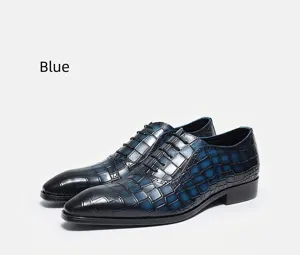 Vue détaillée des chaussures Derby homme en cuir bleu avec texture crocodile gaufrée