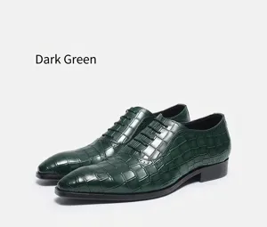 Gros plan sur des chaussures habillées en cuir gaufré crocodile vert foncé élégantes