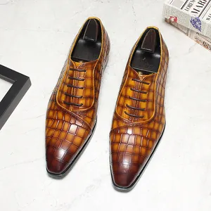 Chaussures richelieu en cuir pour homme avec motif crocodile et patine marron