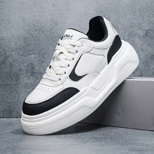 Gros plan sur des baskets compensées pour hommes en noir et blanc avec une texture en cuir
