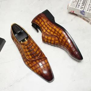 Chaussures Derby en cuir marron gaufré avec motif crocodile et un bout pointu