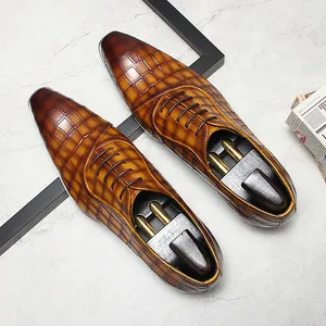 Vue détaillée de chaussures derby en cuir marron avec motif crocodile et embauchoirs