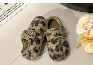 Detailansicht von plüschigen Kinderschuhen mit Leopardenmuster für den Winter