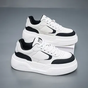 Vue détaillée de baskets épaisses noires et blanches pour hommes avec semelles compensées.