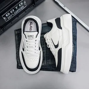 Vue détaillée de dessus de baskets blanches pour hommes avec semelles épaisses.