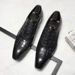 Vue de dessus détaillée des chaussures Derby en cuir noir gaufré à texture élégante