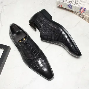 Gros plan sur les chaussures Derby noires pour hommes avec motif crocodile et embauchoirs