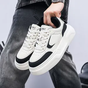 Gros plan de baskets à plateforme noir et blanc montrant la texture du cuir à la main
