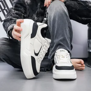 Vue détaillée de baskets compensées pour hommes en noir et blanc à semelles épaisses