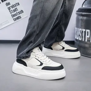 Vue latérale détaillée de baskets tendance pour hommes à semelle épaisse blanc et noir