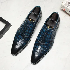 Gros plan de chaussures Derby pour hommes en cuir bleu avec gaufrage crocodile chic.