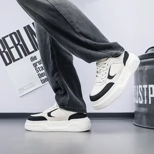 Détail de baskets décontractées à semelle compensée pour hommes en noir et blanc tendance.