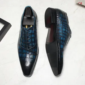 Vue détaillée de la texture crocodile bleue sur chaussures Derby en cuir pour hommes