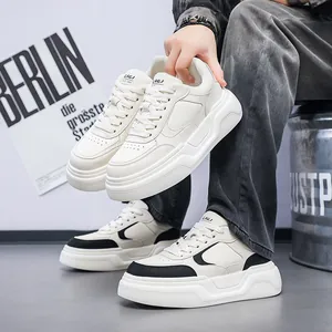 Vue détaillée des baskets compensées pour hommes avec semelles épaisses noires et blanches