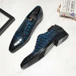 Détail des chaussures Derby pour hommes en cuir gaufré bleu avec dégradé