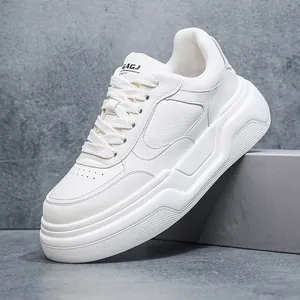Vue latérale détaillée de baskets à plateforme blanches pour hommes avec semelles épaisses ondulées