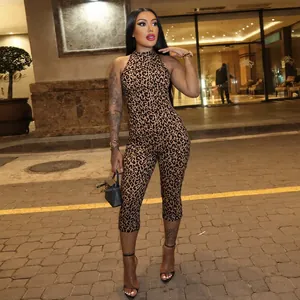 Femme élégante portant une combinaison sexy à imprimé léopard avec dos nu dans la rue