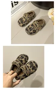 Detailansicht der flauschigen Winterschuhe mit Leopardenmuster für Mädchen mit Klettverschluss