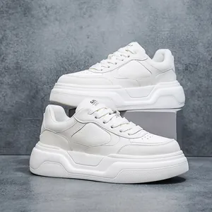 Vue latérale de baskets épaisses blanches pour hommes avec semelles compensées