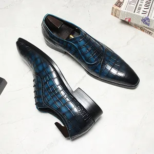 Vue détaillée de l'embossage crocodile bleu sur les chaussures habillées pour hommes