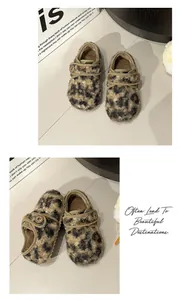 Detailansicht der Plüsch-Babyschuhe mit Leopardenmuster und Klettverschluss für den Winter