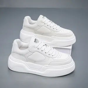 Vue détaillée de baskets blanches tendance à semelles épaisses et empiècements texturés