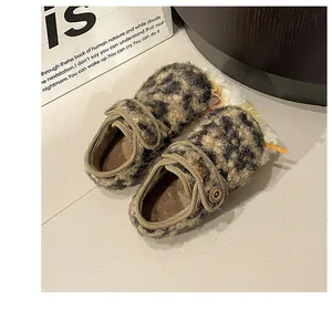 Detailansicht gemütlicher Winterschuhe für Mädchen mit Leopardenmuster und warmem Futter