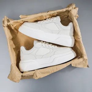 Vue détaillée de baskets blanches à plateforme épaisse pour hommes sur papier rustique