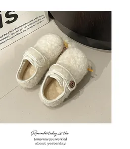 Draufsicht-Detail gemütlicher, cremefarbener, flacher Plüschschuhe für Mädchen mit warmem Futter