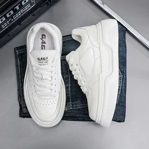Vue détaillée de baskets blanches pour hommes avec semelles compensées et texture cuir