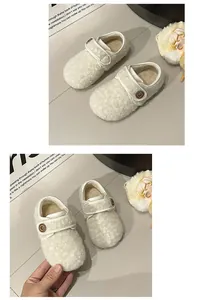 Gemütliche, gefütterte Mädchen-Loafer mit niedlichem Knopf für den winterlichen Komfort.