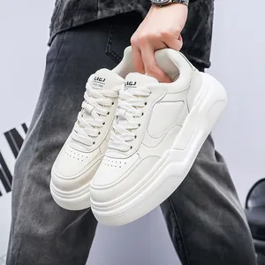 Vue détaillée des baskets blanches pour hommes à semelles épaisses avec une finition cuir