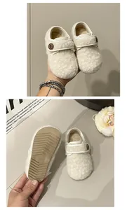 Detailansicht weicher Plüsch-Babyschuhe mit rutschfester Sohle und Klettverschluss.
