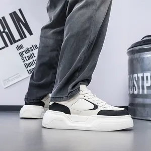 Gros plan de baskets à semelles épaisses pour hommes, style urbain noir et blanc