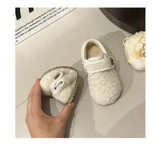 Nahaufnahme der flexiblen Sohle warmer, gefütterter Kinderslipper.