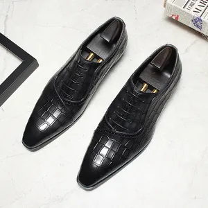 Chaussures Derby élégantes en cuir noir avec gaufrage crocodile et bout pointu stylé.