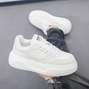 Gros plan de baskets blanches pour hommes à semelles compensées épaisses et lacets