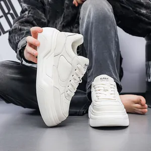 Vue détaillée de baskets blanches à semelles compensées épaisses pour hommes chic