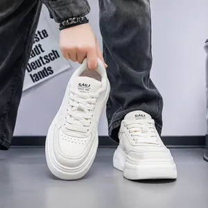 Gros plan sur des baskets blanches pour hommes à semelles épaisses et lacets stylés