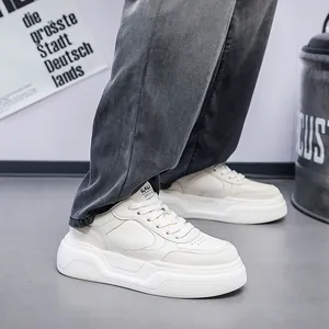 Vue latérale de chaussures compensées pour hommes au design décontracté et chic.