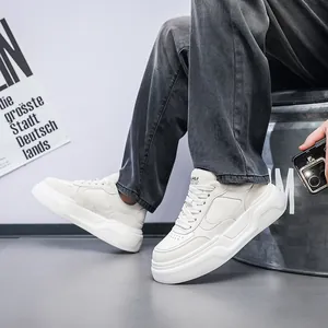 Détail en gros plan des baskets compensées blanches légères pour hommes en style urbain
