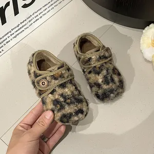 Warme Plüschschuhe für Mädchen mit Leopardenmuster und Klettverschluss-Detail