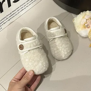 Warme cremefarbene Plüschschuhe für Mädchen mit praktischem Klettverschluss und Knopf