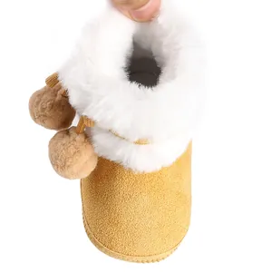 Gros plan montrant la doublure épaisse en peluche blanche des bottes d'hiver jaunes