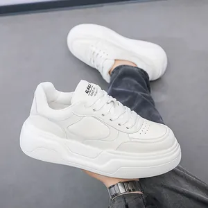 Baskets blanches à plateforme pour hommes, idéales pour un style décontracté et à la mode